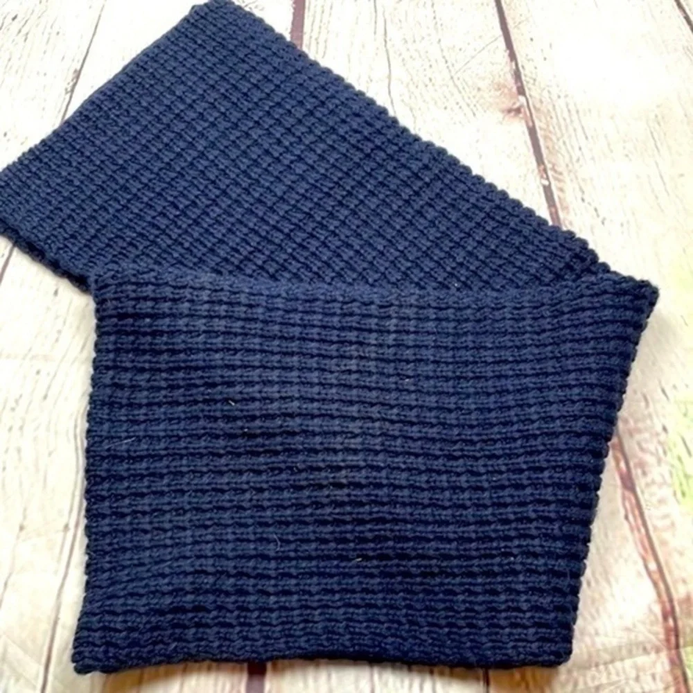 UEC Tommy Hilfiger navy blue knit scarf